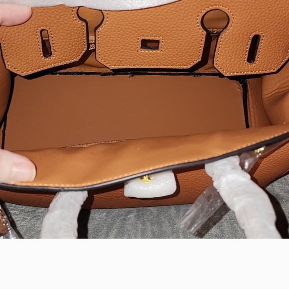 Chic Tan Leather Satchel 35